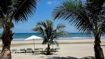 Playa privada, tumbonas, sombrillas y toallas de playa