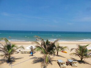 Private beach, sun loungers, beach umbrellas, beach towels - Full Moon Village (Phan Thiet)