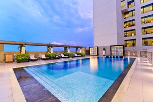 Piscina externa, espreguiçadeiras