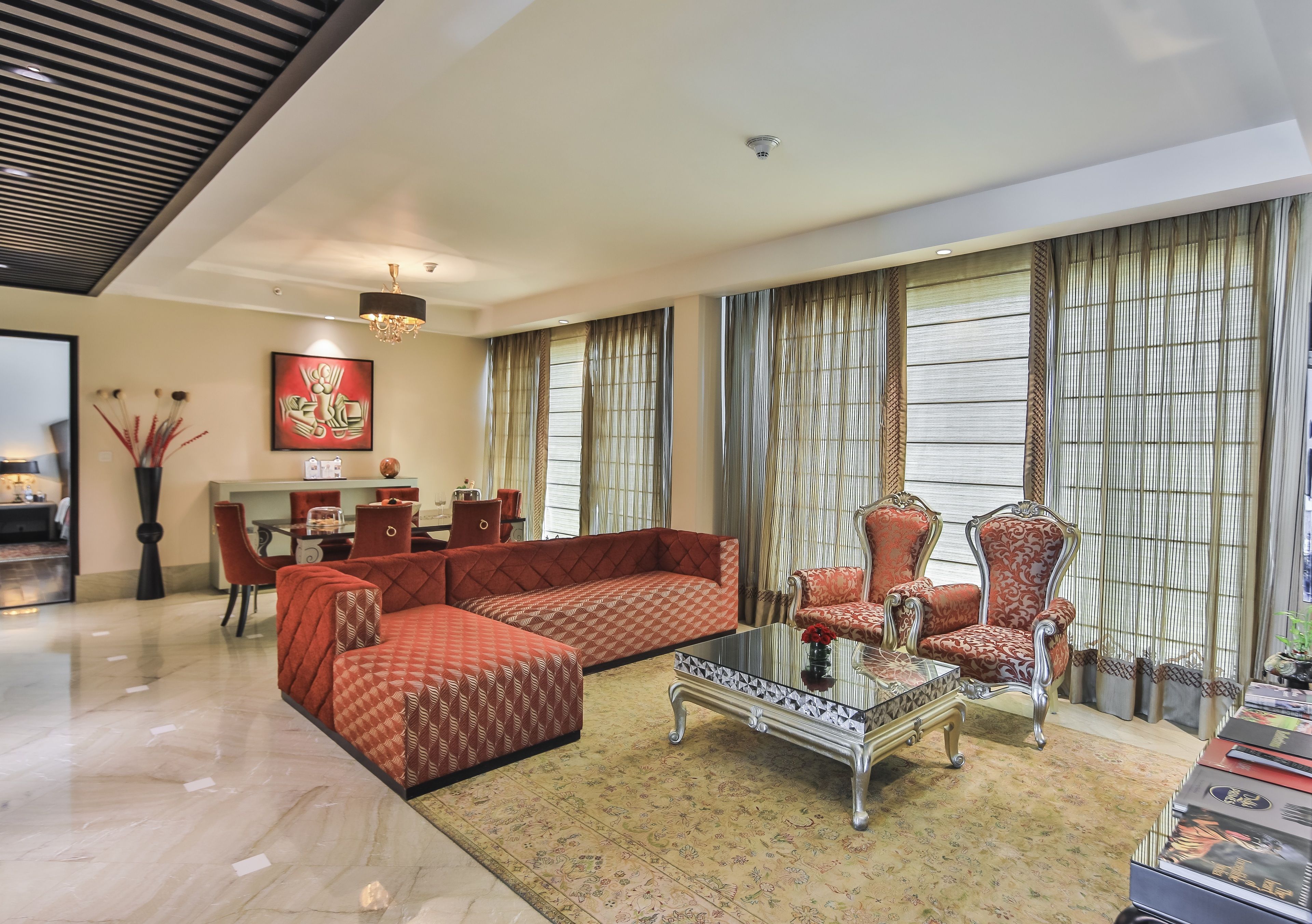 Suite (Legacy) | Woonkamer | Een 42-inch flatscreentelevisie met satellietzenders en televisie