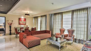 Suite (Legacy) | Woonkamer | Een 42-inch flatscreentelevisie met satellietzenders en televisie