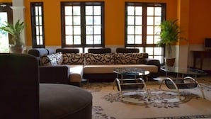 A living room with a sofa set, a coffee table, and a patterned rug. - GeoPark Hotel (Langkawi)