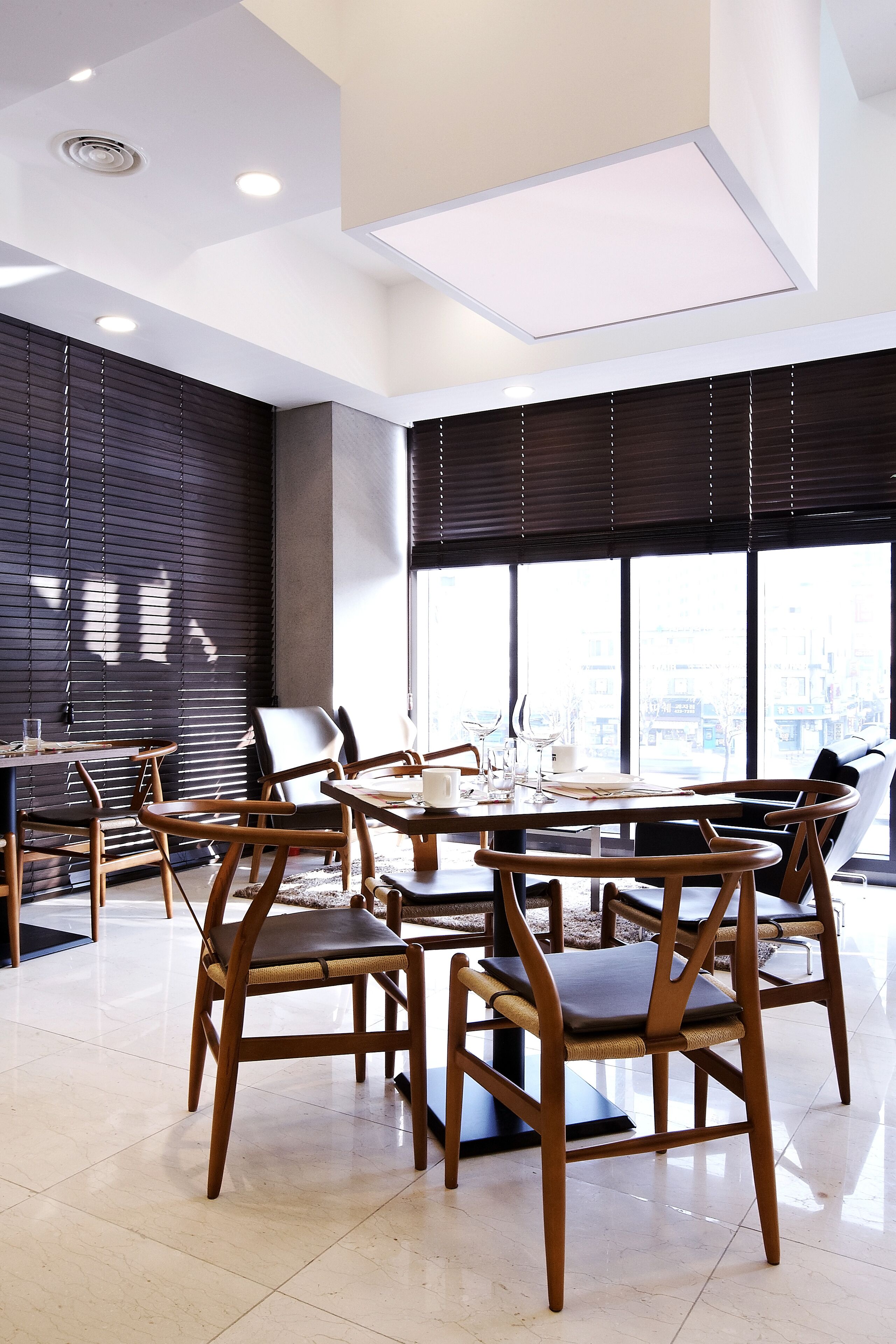 Daily buffet breakfast (KRW 20000 per person)