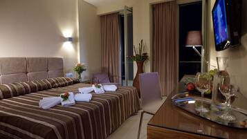 Habitación estándar, vista a la ciudad | Ropa de cama de alta calidad y minibar