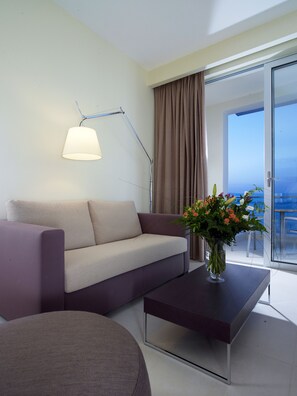 Suite, Jetted Tub, Sea View | Living area | 32-inch LCD TV with satellite channels, TV, offices - El Greco Hotel (Ierapetra)