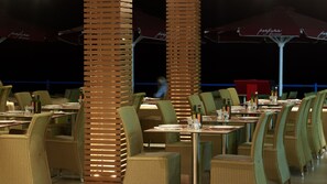 Déjeuner et dîner servis sur place, vue sur la plage 