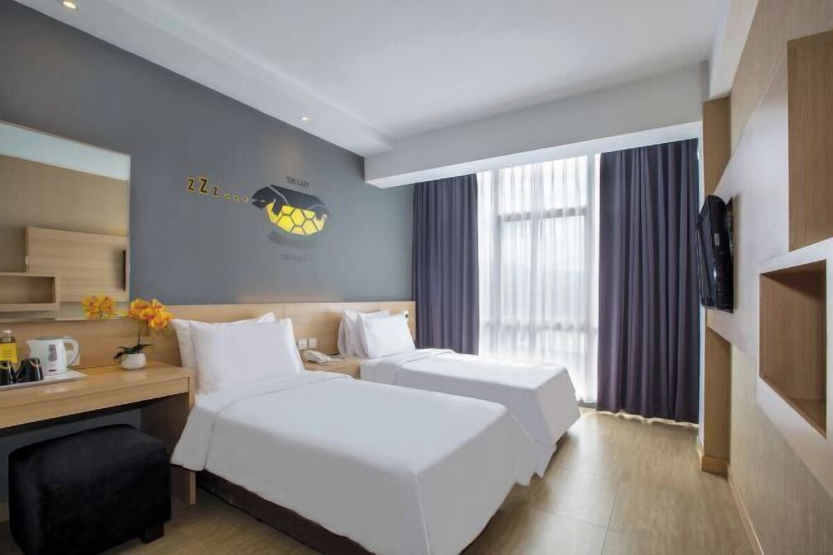 Desk, WiFi (free), bed sheets