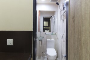 Badezimmer | Dusche, kostenlose Toilettenartikel, Handtücher