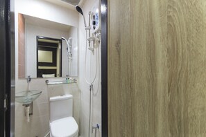 Bathroom | Shower, free toiletries, towels - Hotel Niche Valley (Kuala Lumpur)