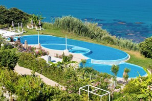 Piscine extérieure, parasols de plage, chaises longues