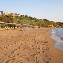 Am Strand, weißer Sandstrand, Liegestühle, Sonnenschirme