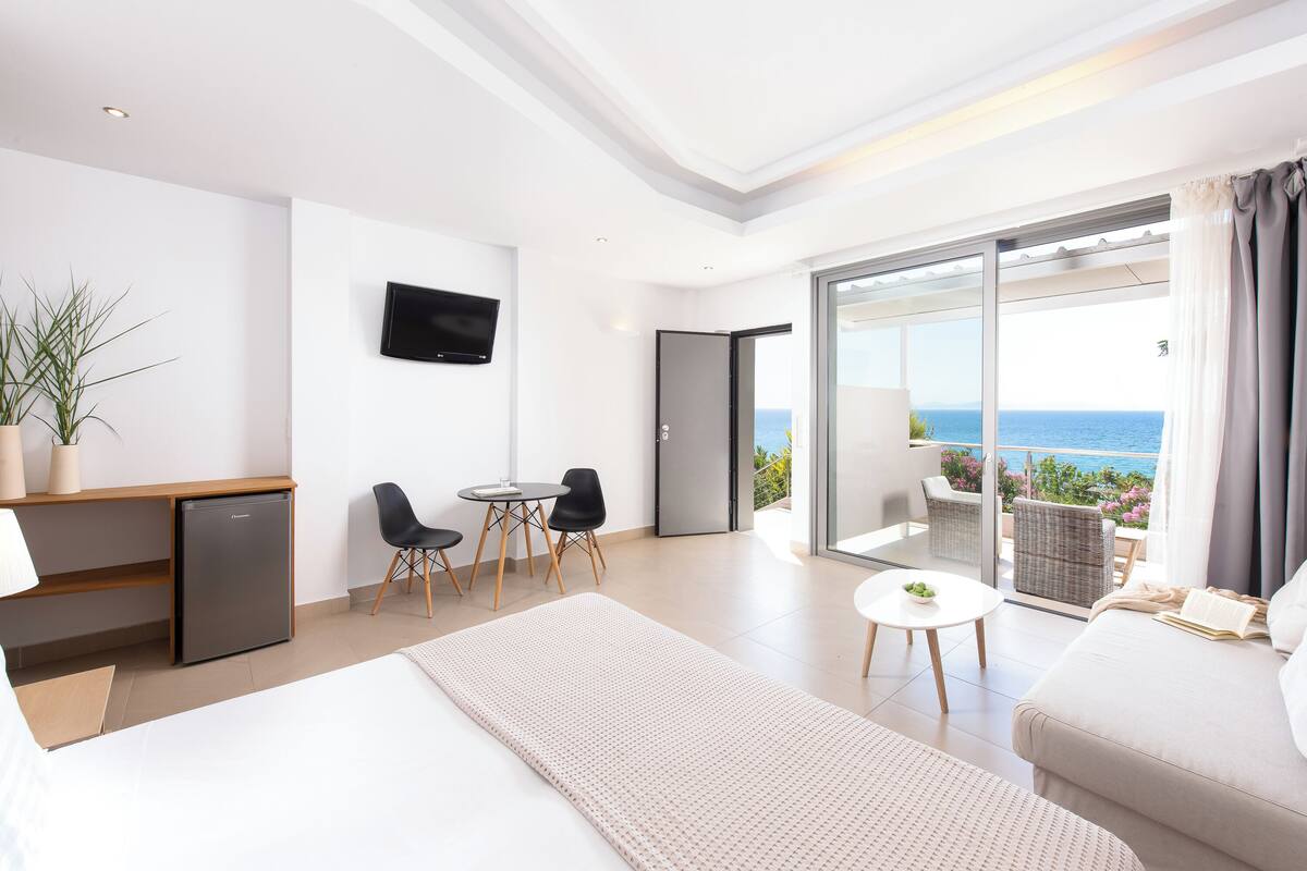 Junior Suite, Sea View (Panoramic) | 1 bedroom, in-room safe, soundproofing, iron/ironing board (on request)