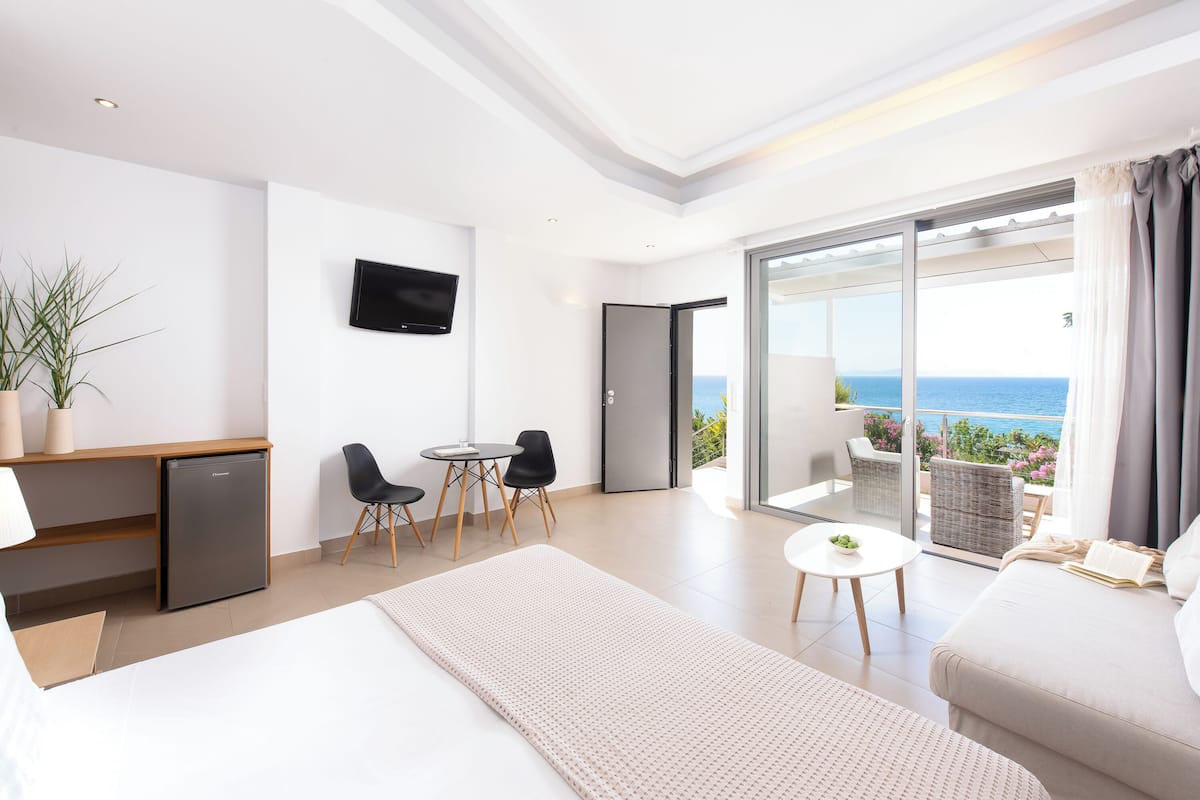 Junior Suite, Sea View (Panoramic) | 1 bedroom, in-room safe, soundproofing, iron/ironing board