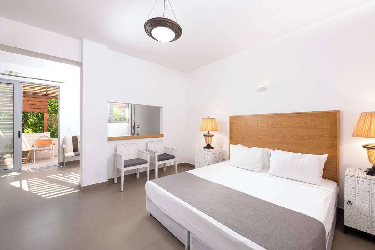 Standard Double Room | 1 bedroom, in-room safe, soundproofing, iron/ironing board