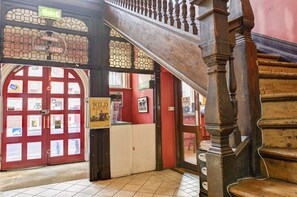 Interior entrance - Kinlay House Hostel (Dublin)