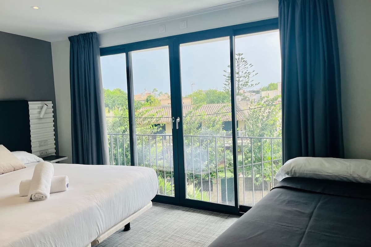 double room | 1 bedroom, in-room safe, soundproofing, iron/ironing board