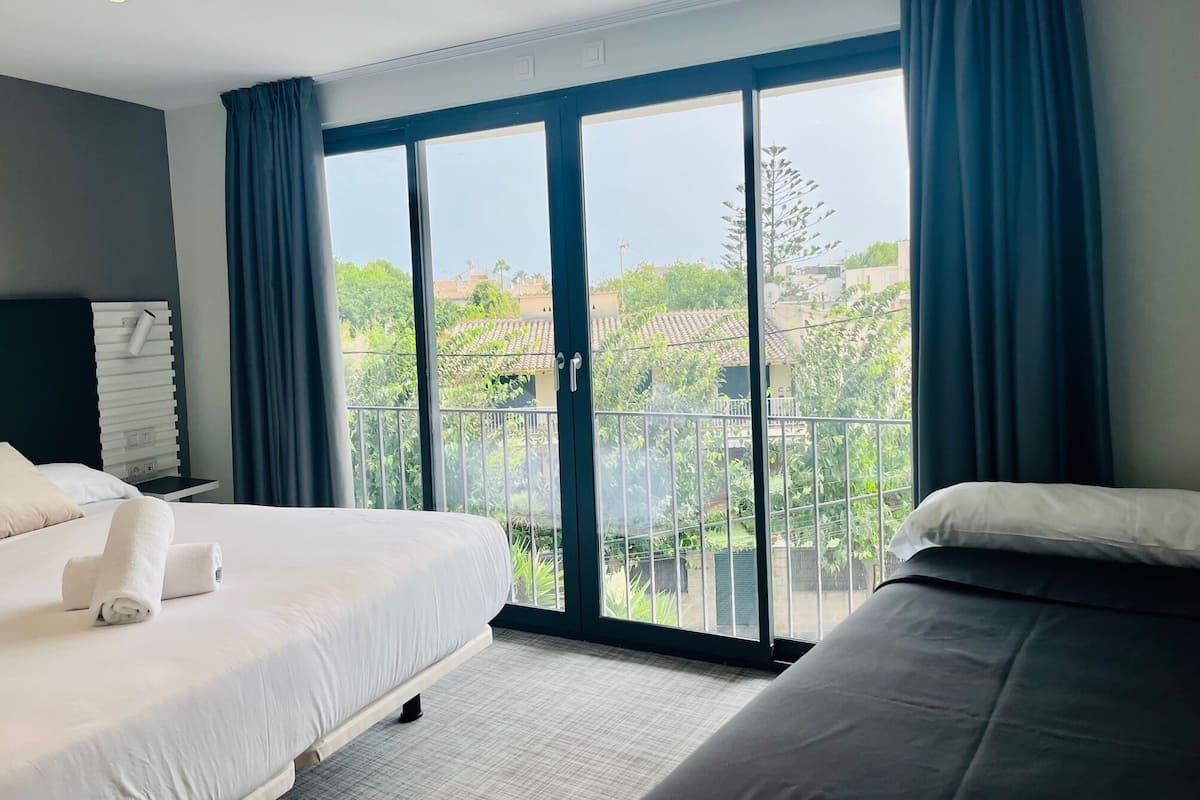 Double Room | In-room safe, soundproofing, iron/ironing board, bed sheets