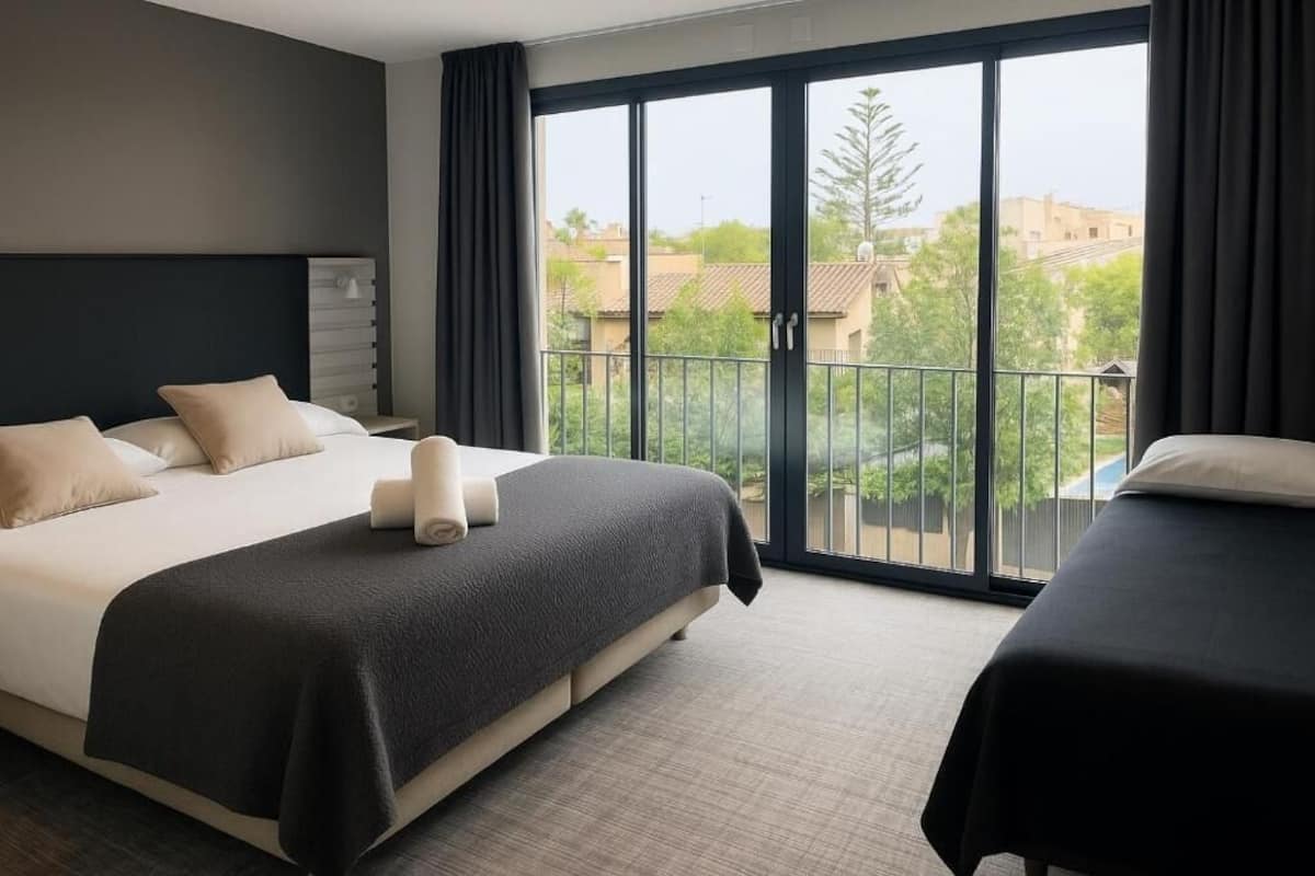 Double Room | In-room safe, soundproofing, iron/ironing board, bed sheets