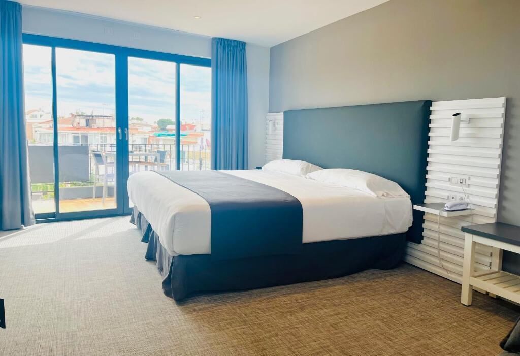 In-room safe, soundproofing, iron/ironing board, bed sheets