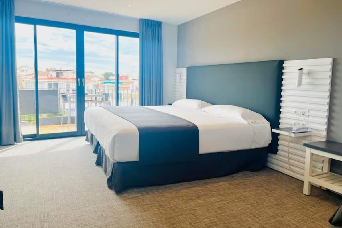 In-room safe, soundproofing, iron/ironing board, bed sheets