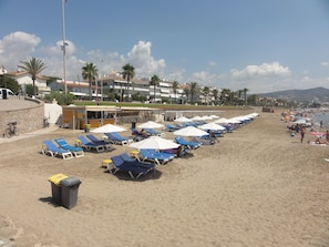 Beach nearby, beach towels - Hotel Sitges (Sitges)