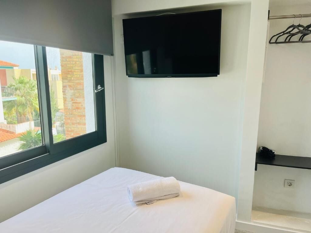 Basic Single Room | In-room safe, soundproofing, iron/ironing board, bed sheets