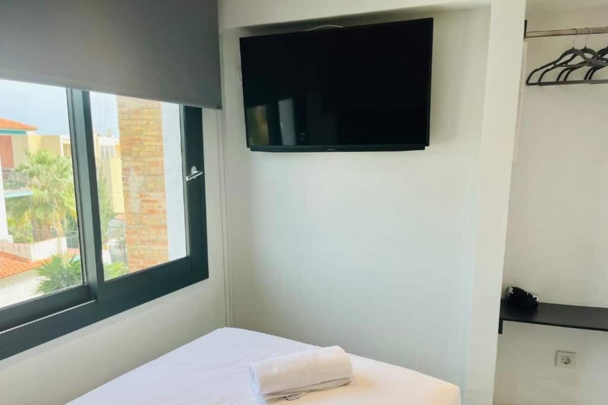 Basic Single Room | In-room safe, soundproofing, iron/ironing board, bed sheets