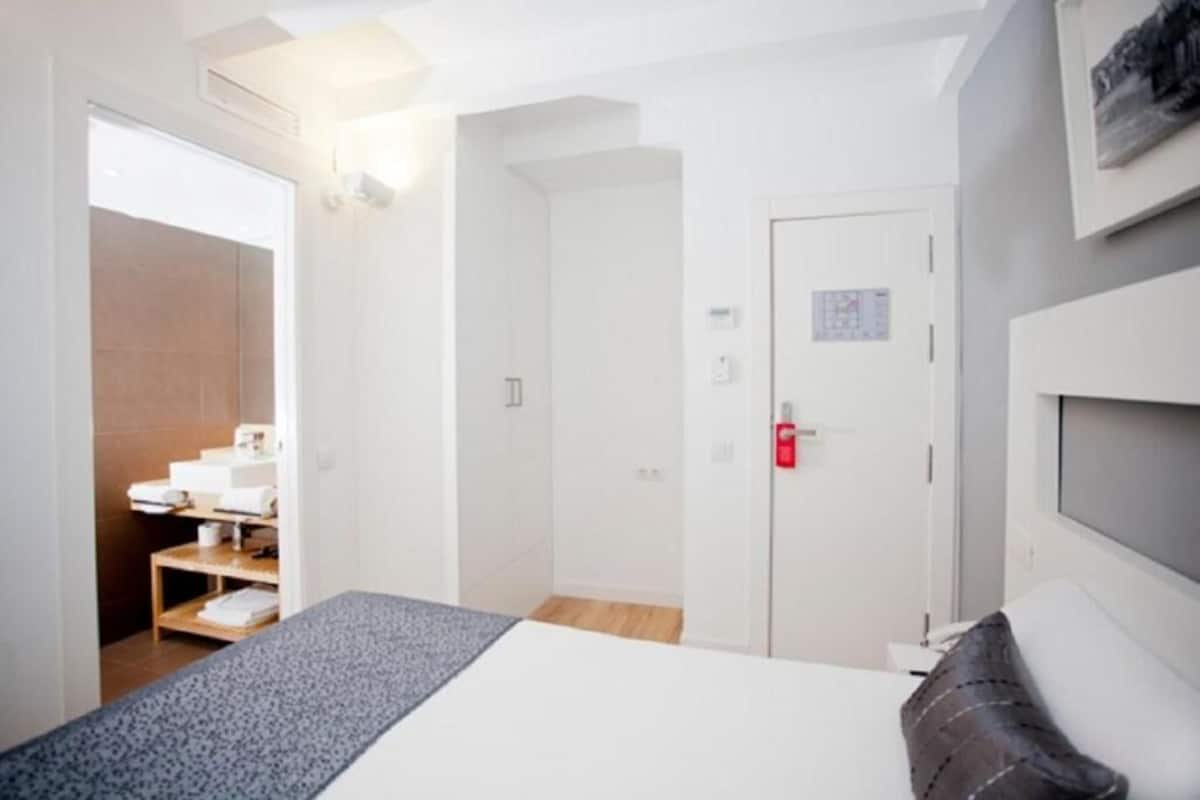 Single Room, 1 Double Bed, Balcony | In-room safe, soundproofing, iron/ironing board, bed sheets