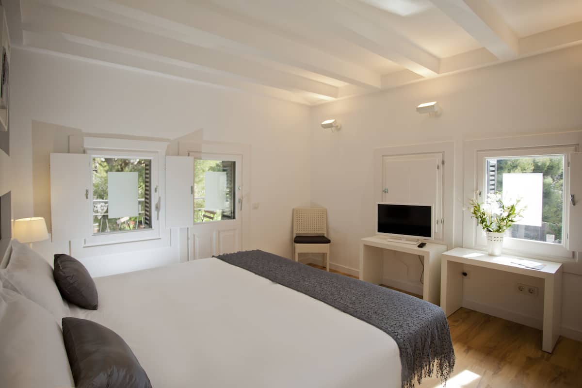 In-room safe, soundproofing, iron/ironing board, bed sheets