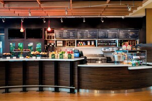 供应早餐、午餐和晚餐