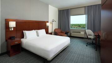 Ropa de cama hipoalergénica y caja de seguridad en la habitación