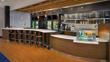 Serveert ontbijt, lunch en diner