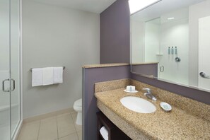 Amenidades de baño gratuitas, secadora de cabello, toallas, jabón 