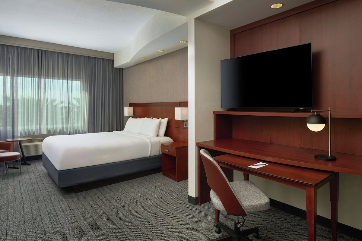 Hypo-allergenic bedding available, in-room safe, desk, laptop workspace