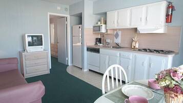 Habitación doble Deluxe | Cocina privada | Refrigerador, microondas y cafetera y tetera