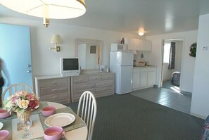 Kahden hengen deluxe-huone | Yksityinen keittiö | Jääkaappi, mikroaaltouuni, kahvin-/teenkeitin