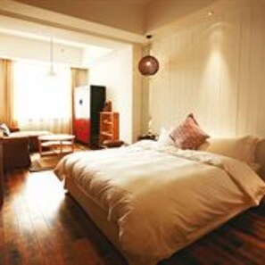 Cubrecamas, colchones con pillow-top y minibar con artículos gratuitos