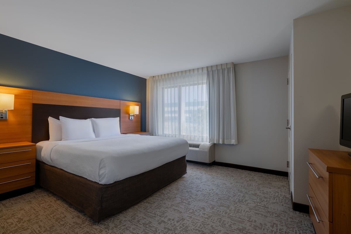 1 Schlafzimmer, hochwertige Bettwaren, Schreibtisch