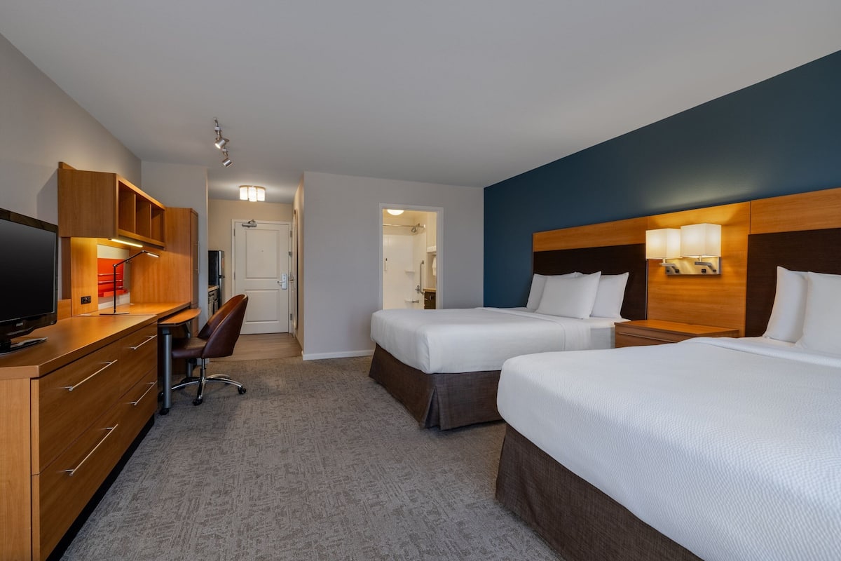 1 Schlafzimmer, hochwertige Bettwaren, Schreibtisch