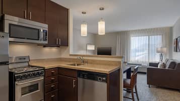 Fridge, microwave, stovetop, dishwasher