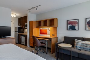 Premium bedding, desk, iron/ironing board, free cots/infant beds - TownePlace Suites Albuquerque North (Albuquerque)