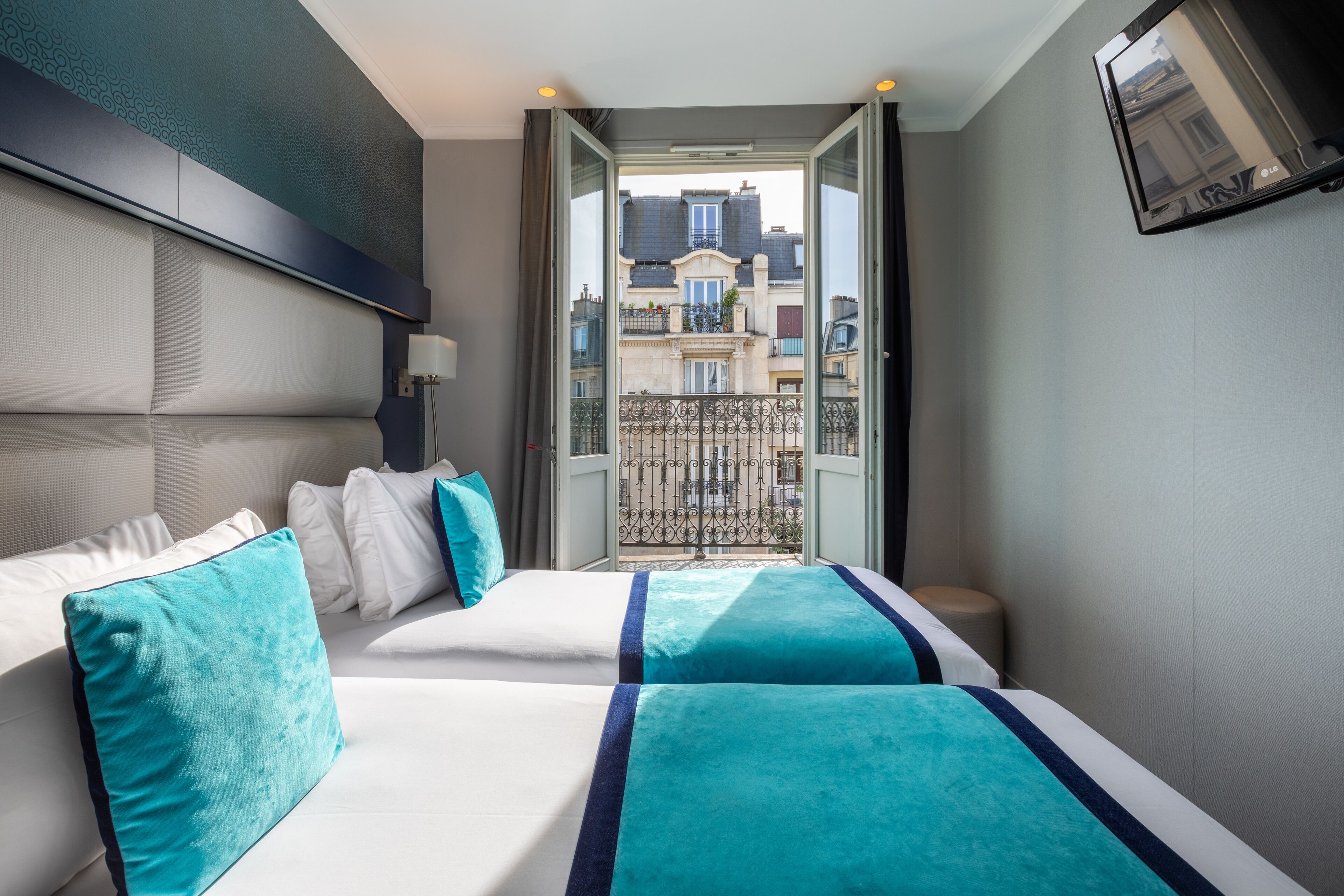 Twin Room | In-room safe, desk, blackout drapes, soundproofing