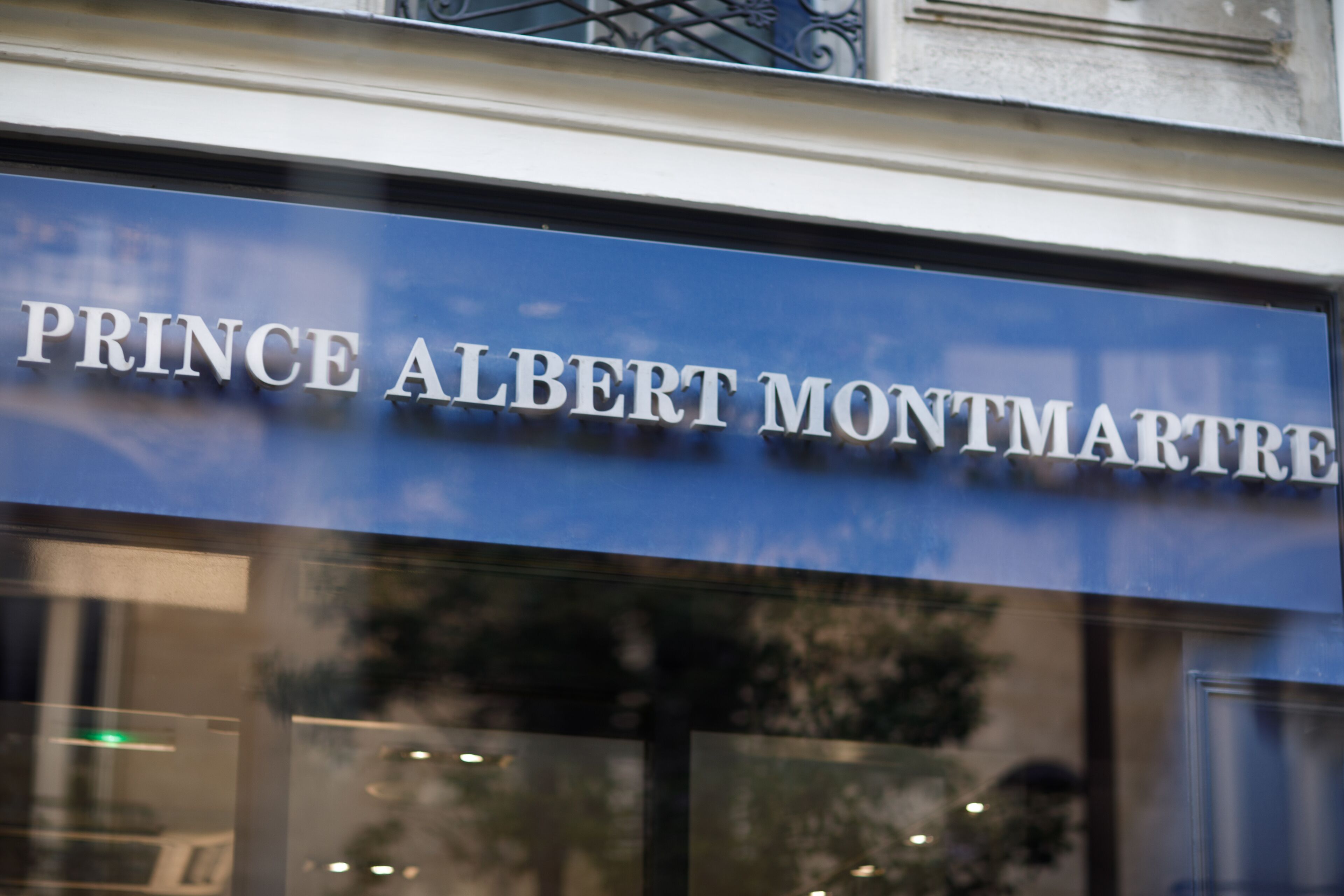 Ein Laden mit dem Schild "PRINCE ALBERT MONTMARTRE".