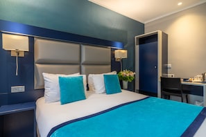 Quarto casal | Cofres nos quartos, escrivaninha, cortinas blackout