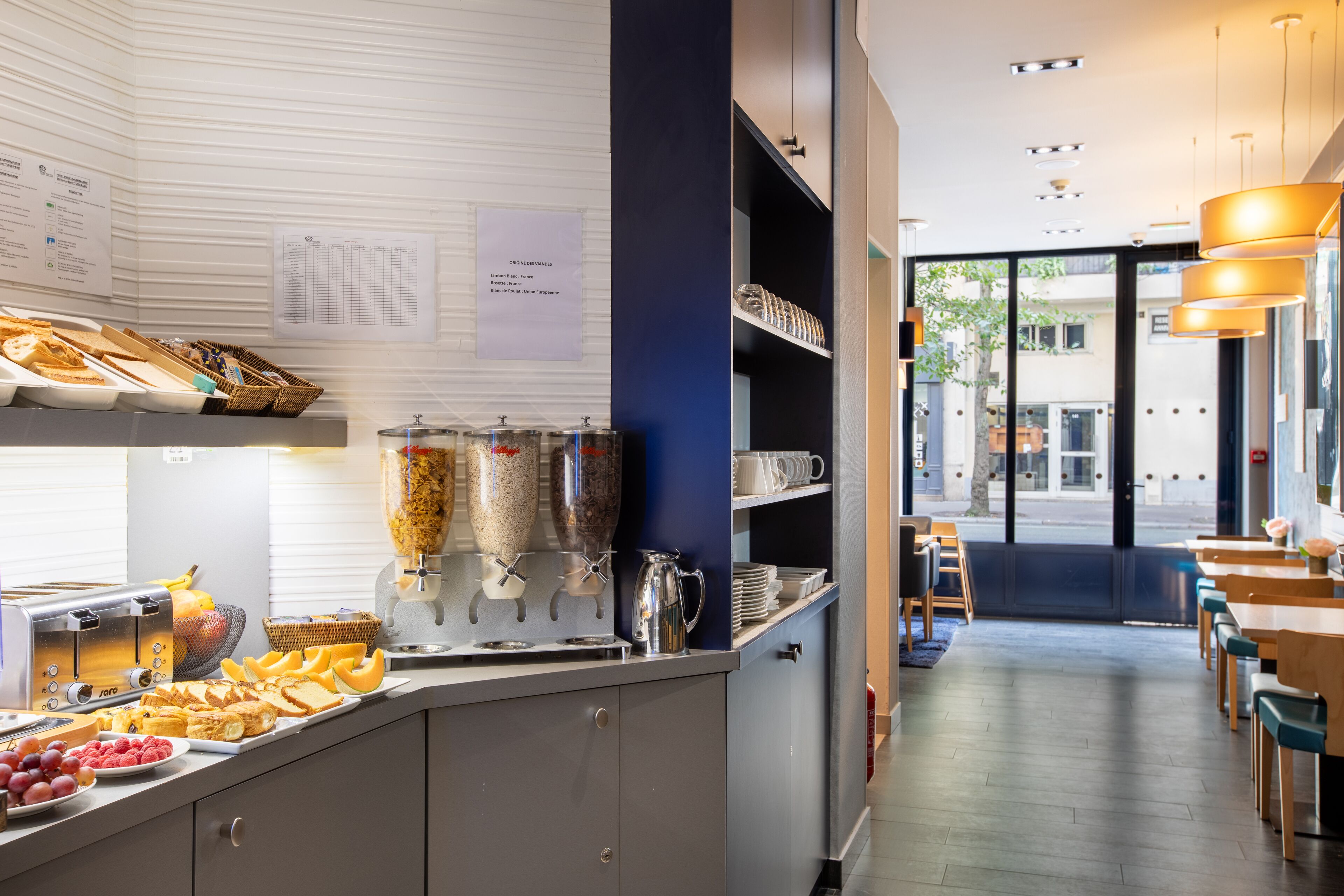 Petit déjeuner continental (13 EUR par personne)