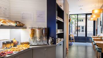 Daily continental breakfast (EUR 13 per person)