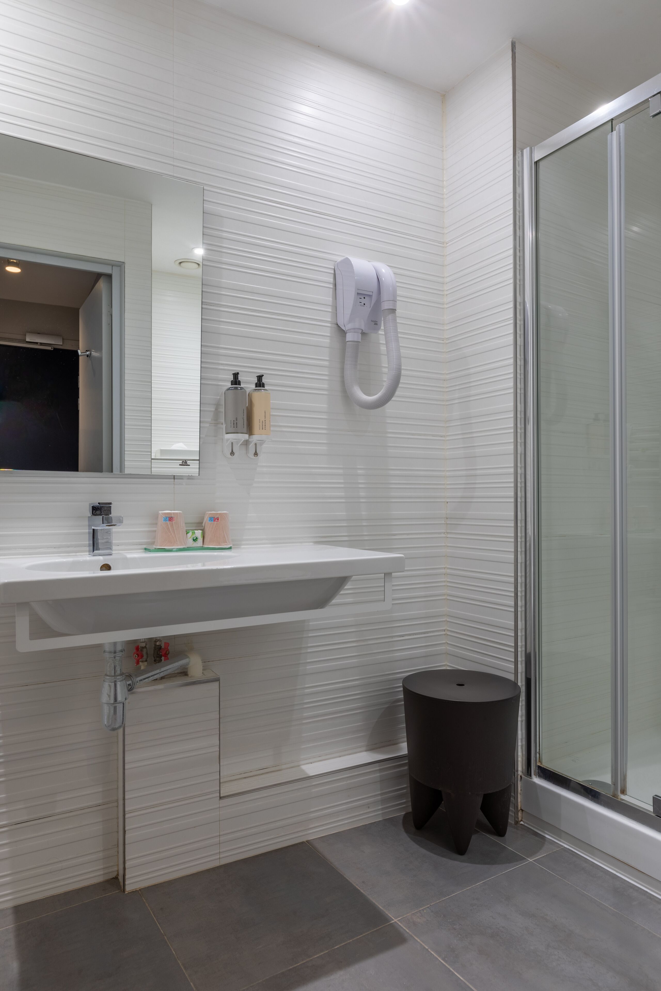 shower, free toiletries, hair dryer, towels