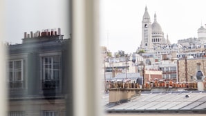 Un paisaje urbano con una iglesia destacada y edificios residenciales.