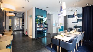 Un moderno vestíbulo de hotel con mostrador de recepción, zona de estar y exhibición de folletos.