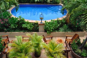 3 piscinas al aire libre, sombrillas